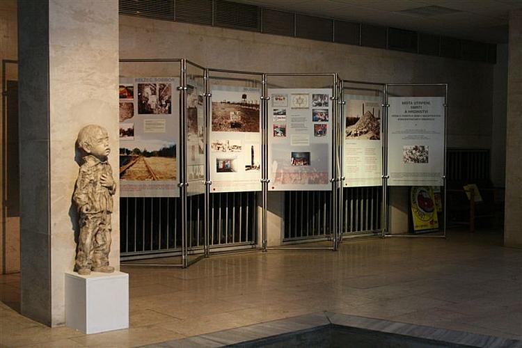Zahájení výstavy Místa utrpení, smrti a hrdinství na městském úřadě - expozice