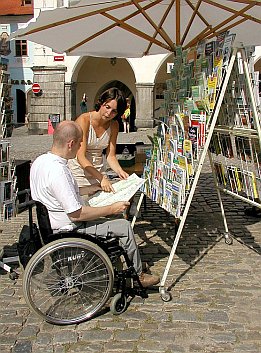 Summer sale of guides and maps on Town Square in Český Krumlov, foto: Lubor Mrázek 