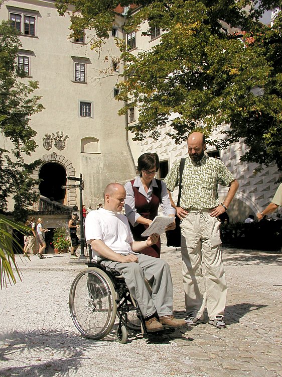 Strategische Beratung mit Begleitern auf dem 2. Schlosshof des Schlosses Český Krumlov, Foto: Lubor Mrázek