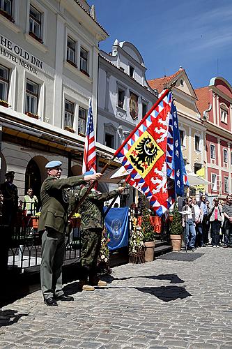 Připomínka výročí ukončení 2. světové války a slavnostní nástup Modrých baretů, náměstí Svornosti Český Krumlov, 7. května 2011
