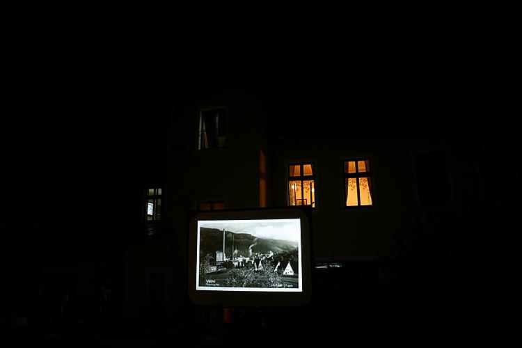 Poklady Fotoateliéru Seidel - noční prohlídky za letního úplňku s výkladem kostýmovaných průvodců a projekci nejvzácnějších fotografií ze Seidelovy sbírky v zahradách musea, 13.8.2011