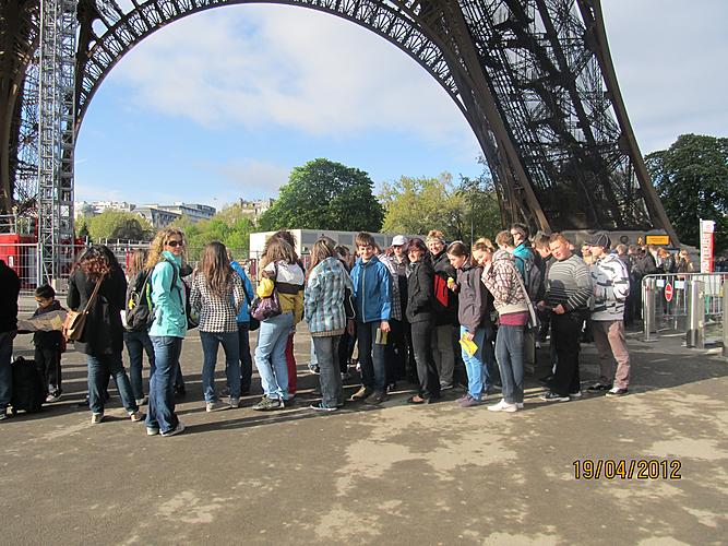 3. den, středa 18. 4. 2012 a 4. den, čtvrtek 19. 4. 2012 - Fronta na Eiffelovu věž na Champ-de-Mars