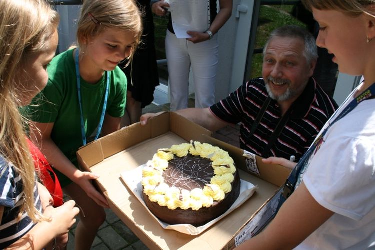Zástupce Kiwanis klubu Tibor Horváth při předávání ceny v podobě dortu dětem ze ZŠ Za Nádražím