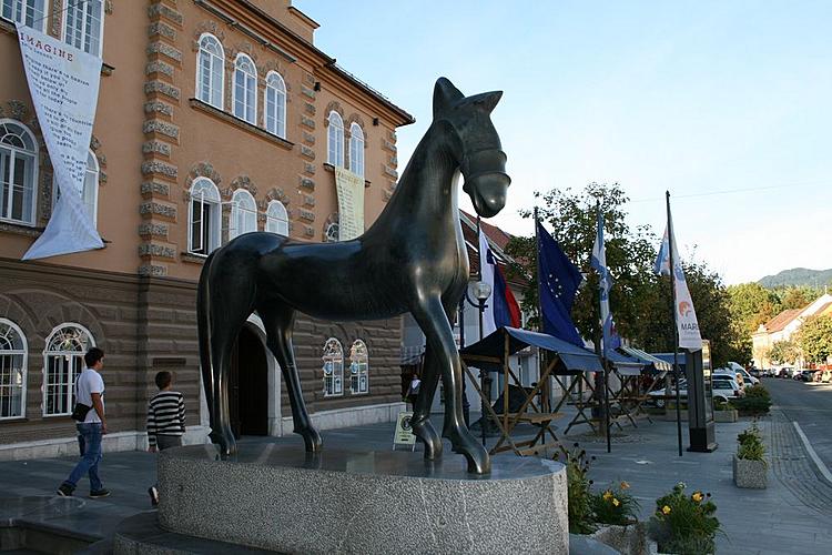 Setkání partnerských měst 2012 ve slovinském Slovenj Gradci - socha na hlavní třídě Glavni trg před Koroško Galerií