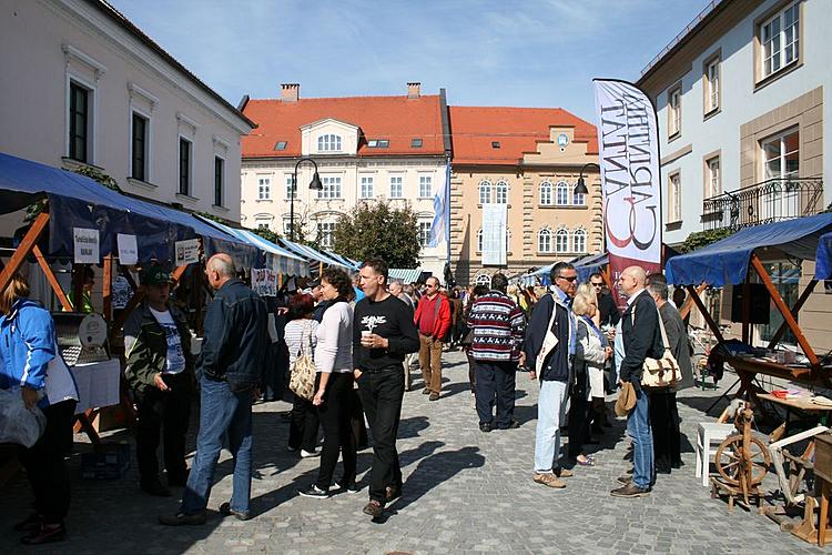 Setkání partnerských měst 2012 ve slovinském Slovenj Gradci - sobotní trh na Trg svobode