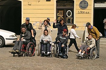 Skupina handicapovaných návštvěníků s asistenty v historickém centru města Český Krumlov, foto: Lubor Mrázek 