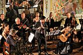 Miriam Rodriguez Brüllová (kytara), Albert Wonjae Pae (flétna) & Virtuosi Pragenses, Mezinárodní hudební festival Český Krumlov, 8.8.2013, zdroj: Auviex s.r.o., foto: Libor Sváček