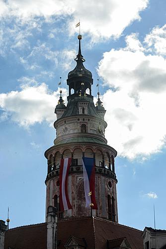 Vlajky České a Rakouské republiky visící z věže Státního hradu a zámku Český Krumlov