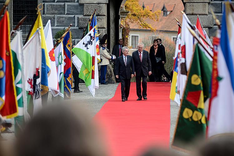 Prezident České republiky pan Miloš Zeman a prezident Rakouské republiky J.E. Heinz Fischer na 1. nádvoří zámku v Českém Krumlově
