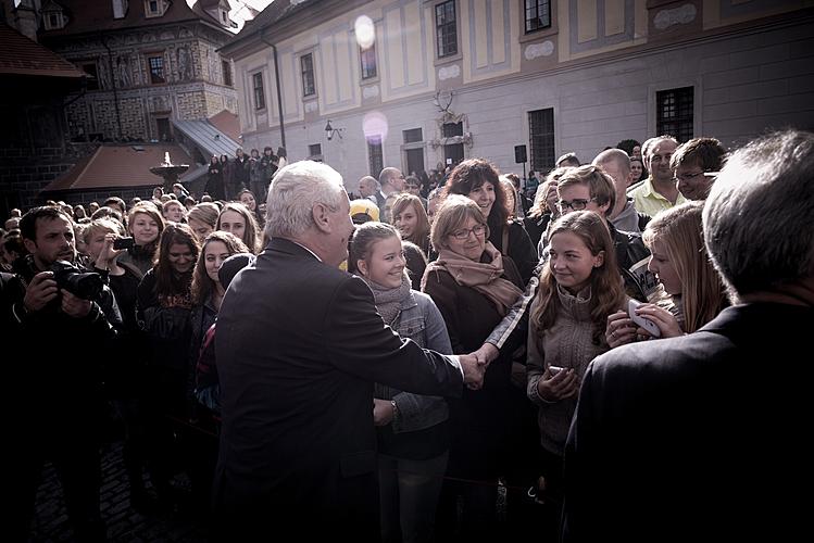 Prezident České republiky pan Miloš Zeman a prezident Rakouské republiky J.E. Heinz Fischer se vítají s dětmi ze základních a středních škol Českého Krumlova