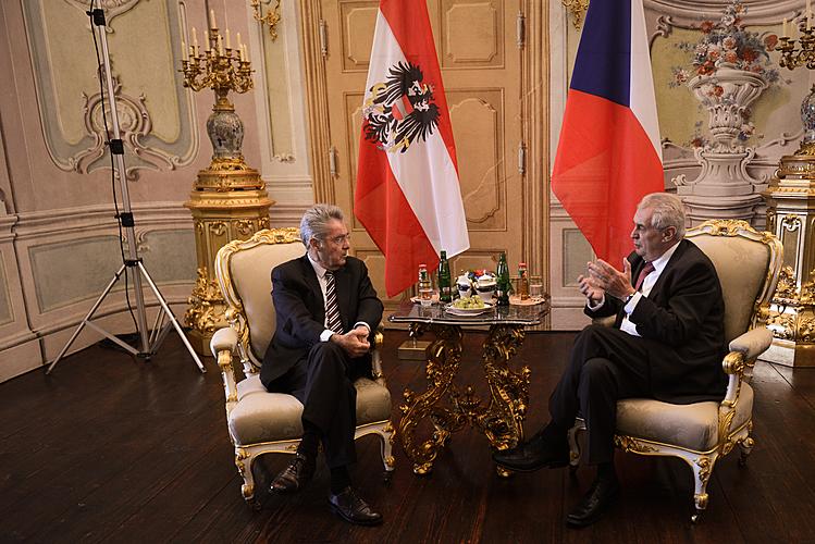 Prezident České republiky pan Miloš Zeman a prezident Rakouské republiky J.E. Heinz Fischer při soukromém setkání v Zrcadlovém sále