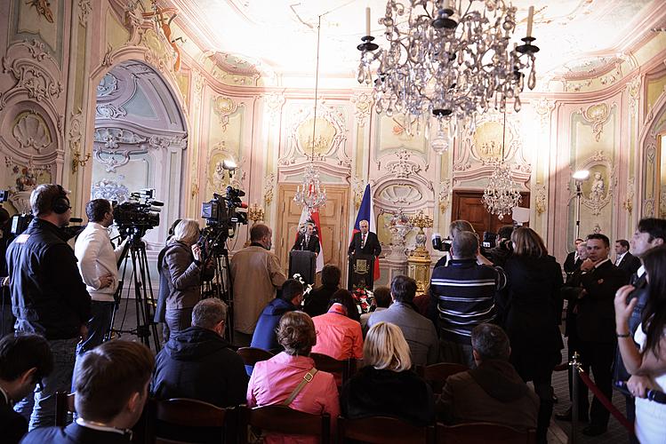 Tisková konference prezidentů České a Rakouské republiky v Zdrcadlovém sále