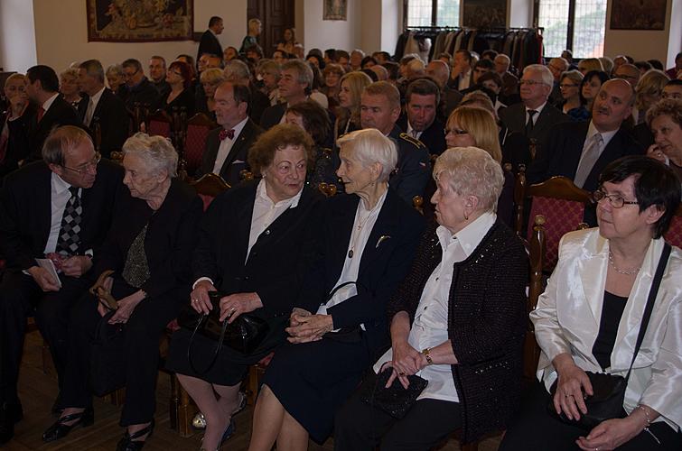 Vdovy po válečných letcích zleva: Vlasta Šišková, Jiřina Malá, Hana Fajtlová,  Jiřina Úlehlová