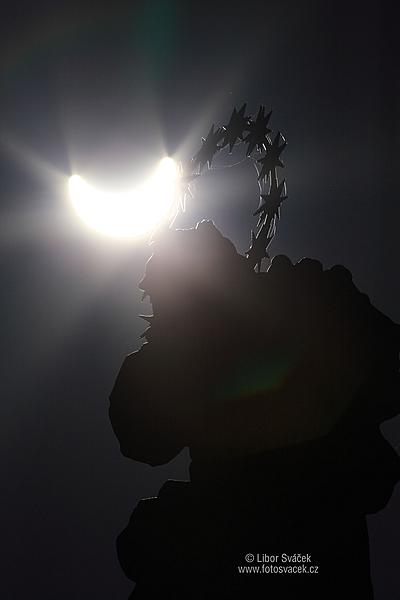 Částečné zatmění Slunce na náměstí v Českém Krumlově 20.3.2015 s morovým sloupem a kostení věží