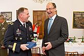 The USA ambassador to the Czech Republic Andrew H. Schapiro and the commander of US forces in Europe, Gen. Frederick B. Hodges in Český Krumlov, 8.5.2015, Foto: Lubor Mrázek