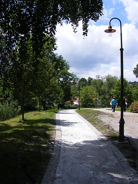 Revitalitace jižního meandru - cesta v městském parku a lampa