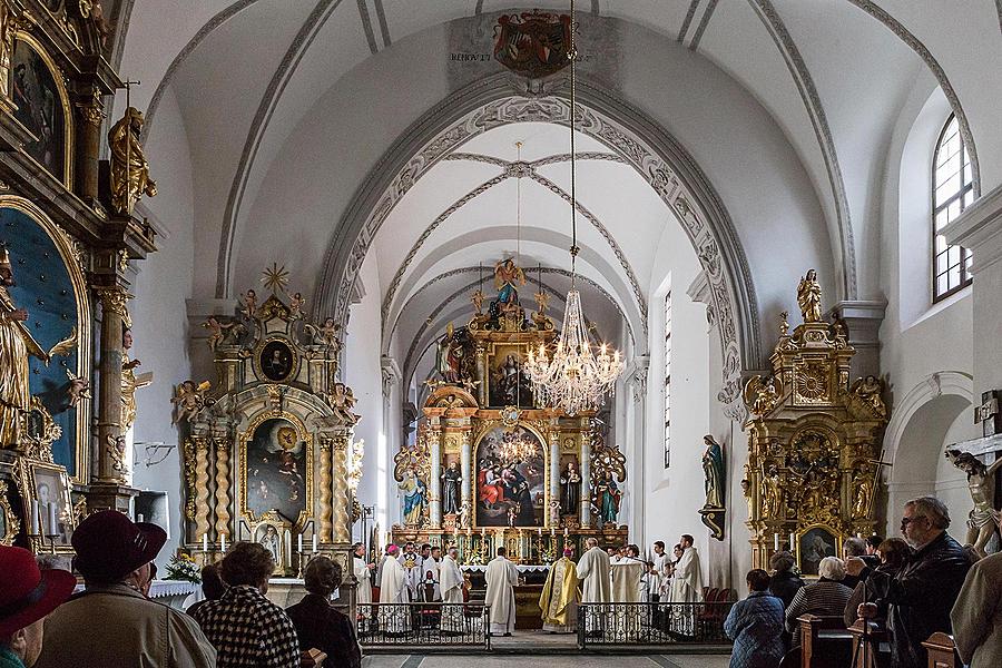 Slavnostní znovuvysvěcení klášterního kostela v Českém Krumlově 8. listopadu 2015
