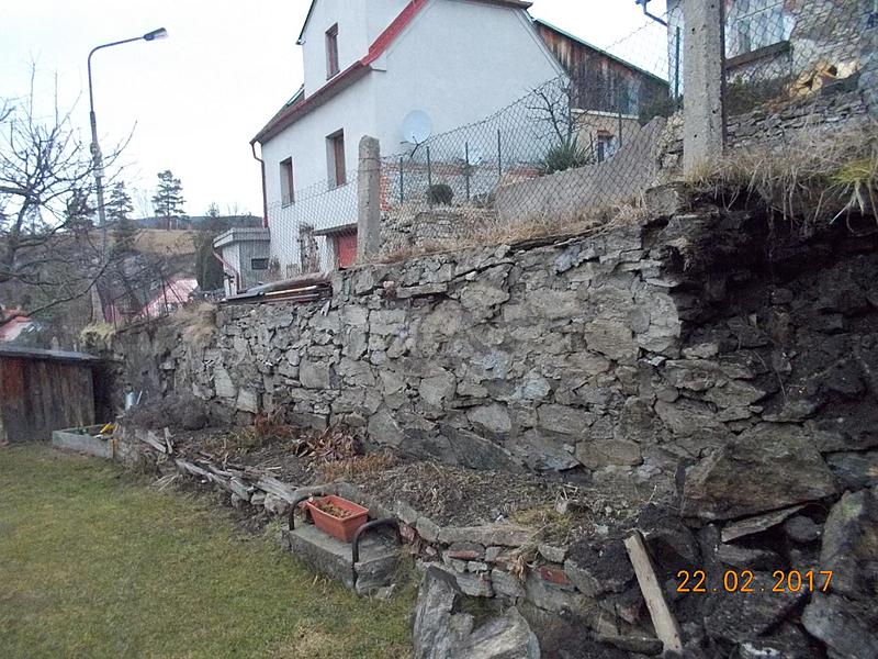 Sesuv zdi v Nových Dobrkovicích