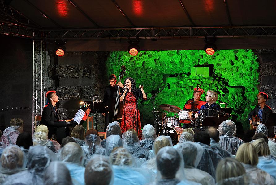 Rendez-vous with Radka Fišarová /Chanson Evening/, Kooperativa Garden, 25.7.2017, 26. Internationales Musikfestival Český Krumlov 2017