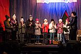 Adventní pohádka v Městském divadle, rozdávání betlémského světla, společné zpívání u vánočního stromu (náměstí Svornosti), 3. adventní neděle 17.12.2017, foto: Lubor Mrázek