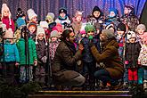 Adventní pohádka v Městském divadle, rozdávání betlémského světla, společné zpívání u vánočního stromu (náměstí Svornosti), 3. adventní neděle 17.12.2017, foto: Lubor Mrázek