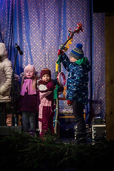 Adventní pohádka v Městském divadle, rozdávání betlémského světla, společné zpívání u vánočního stromu (náměstí Svornosti), 3. adventní neděle 17.12.2017