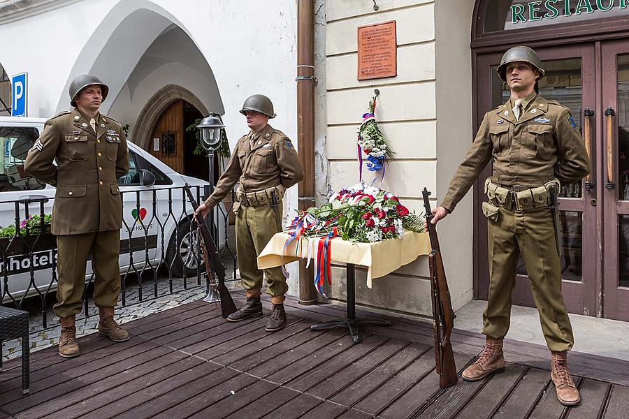 Festakt anlässlich des 73. Jahrestages des Endes des Zweiten Weltkriegs - Anbetung der Teilnehmer des Zweiten Weltkrieges