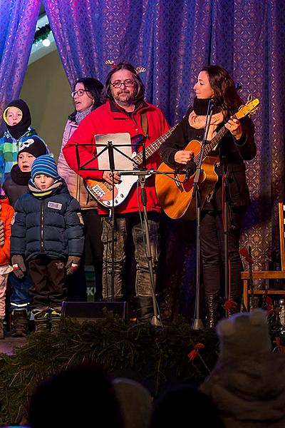 Rozdávání betlémského světla, společné zpívání u vánočního stromu, 3. adventní neděle 16.12.2018