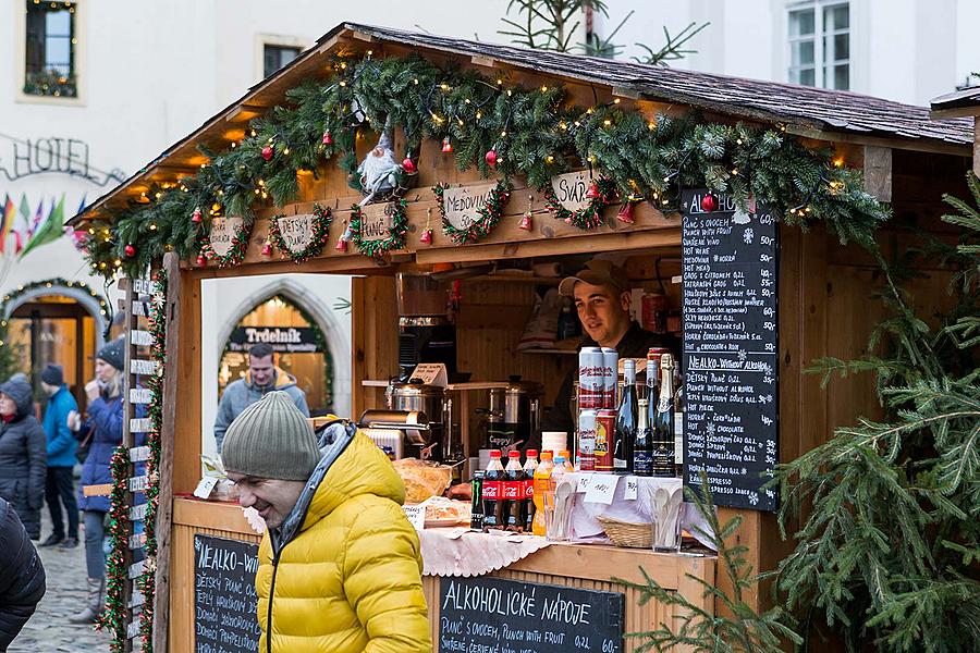 Adventní a Vánoční trh na náměstí Svornosti v Českém Krumlově, prosinec 2018