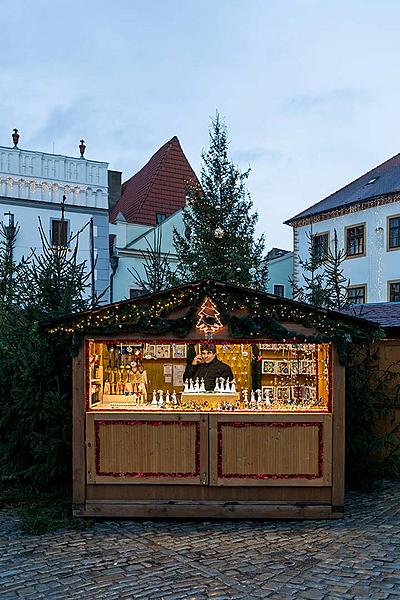 Mini-Weihnachtsmarkt im altböhmischen Stil auf dem Hauptplatz, Český Krumlov, Dezember 2018