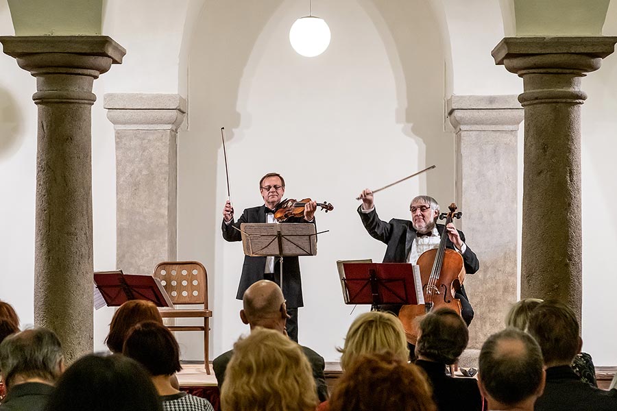 Miroslav Vilímec (housle), Jiří Hošek (violoncello), Dominika Weiss Hošková (violoncello) - nokturno, 3.7.2019, Festival komorní hudby Český Krumlov - 33. ročník