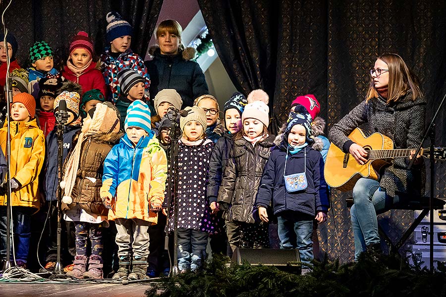 Joint Singing by the Christmas Tree, 3rd Advent Sunday in Český Krumlov 15.12.2019