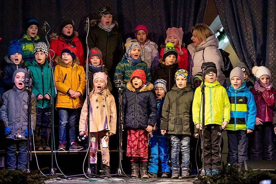 Společné zpívání u vánočního stromu, 3. adventní neděle v Českém Krumlově 15.12.2019