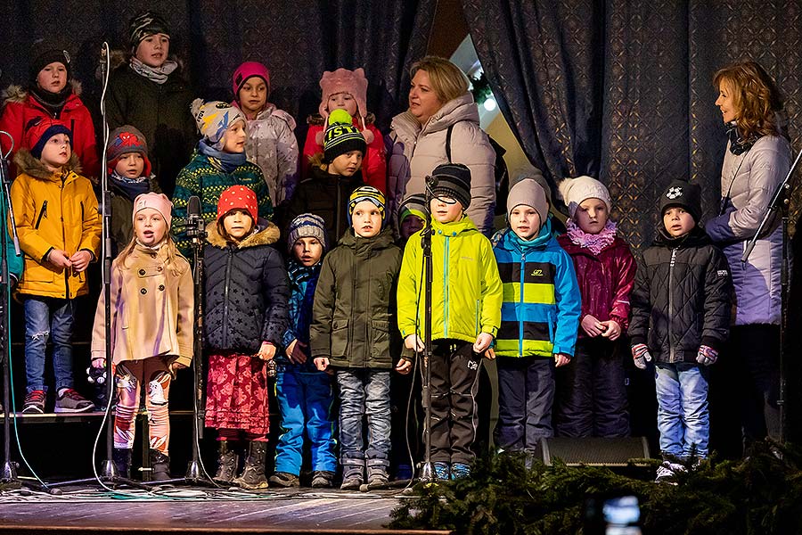 Společné zpívání u vánočního stromu, 3. adventní neděle v Českém Krumlově 15.12.2019