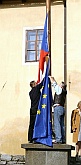 1. května 2004, 9.00 hodin - Vyvěšení vlajky EU na I. zámeckém nádvoří 