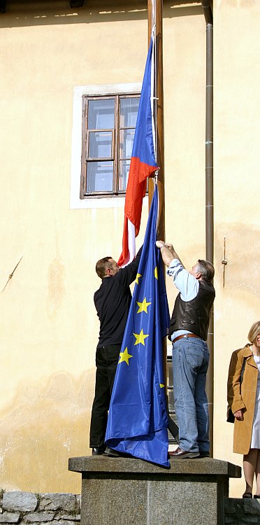 1. května 2004, 9.00 hodin - Vyvěšení vlajky EU na I. zámeckém nádvoří