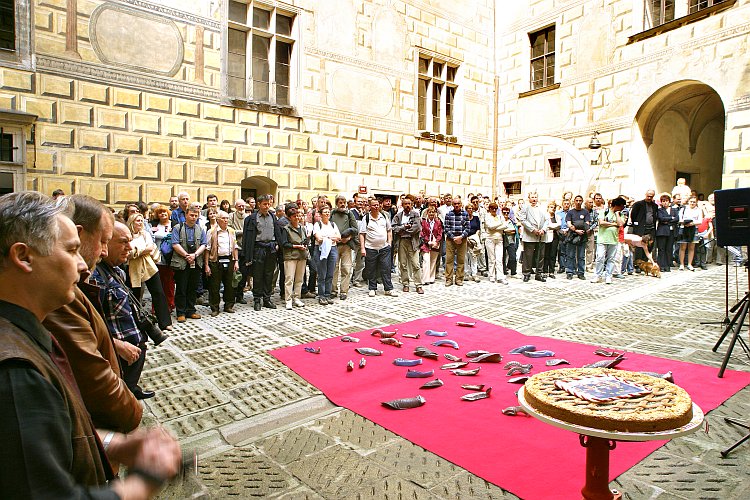 1. května 2004, 14.00 hodin - Vernisáž výstavy 11. ročníku Mezinárodní galerie keramické tvorby, foto: Lubor Mrázek