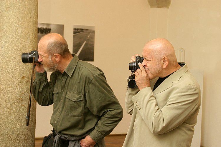 1. května 2004, 17.00 hodin - Vernisáž výstavy České křižovatky na cestě do Evropy, Galerie DOXA, foto: Lubor Mrázek