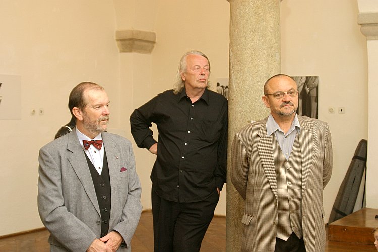 1. května 2004, 17.00 hodin - Vernisáž výstavy České křižovatky na cestě do Evropy, Galerie DOXA, foto: Lubor Mrázek