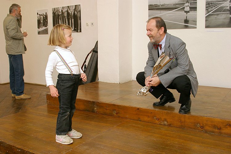 1. května 2004, 17.00 hodin - Vernisáž výstavy České křižovatky na cestě do Evropy, Galerie DOXA, foto: Lubor Mrázek