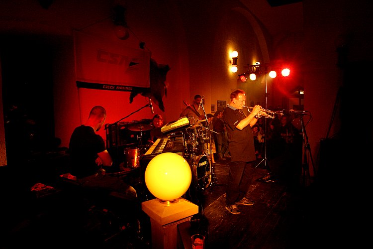 1. května 2004, 20.00 hodin - Laco Deczi a Celula New York, koncert v pivovaru Eggenberg, foto: Lubor Mrázek