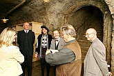 1. května 2004, 15.30 hodin - Otevření zámeckých vinných sklepů pod V. nádvořím, foto: Lubor Mrázek 
