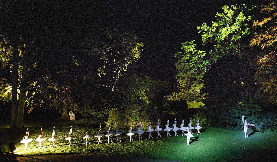 23. Juli 2004 - Der Schwanensee, Ballett im Schloßpark, Freilichtbühne mit dem drehbaren Zuschauerraum, Internationales Musikfestival Český Krumlov, Bildsquelle: © Auviex s.r.o., Foto: Libor Sváček
