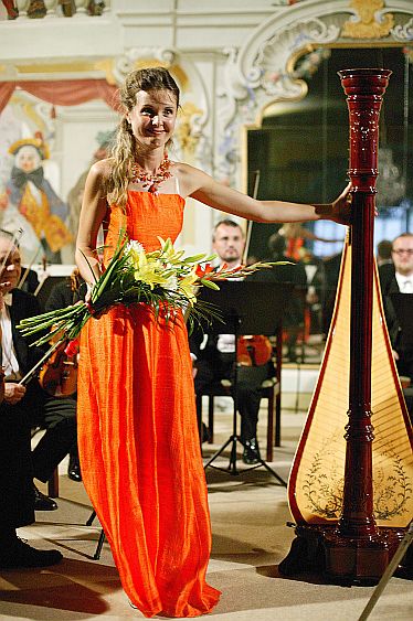 29. Juli 2004 - Kateřina Englichová - Harfe, Virtuosi Pragenses, Internationales Musikfestival Český Krumlov, Bildsquelle: © Auviex s.r.o., Foto: Libor Sváček