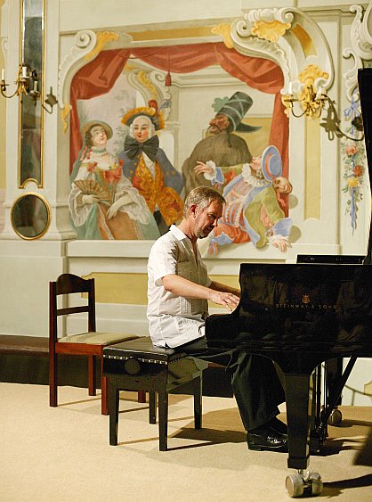 11. August 2004 - Roy Howat (Grossbritanien) – Klavierrezital, Internationales Musikfestival Český Krumlov, Bildsquelle: © Auviex s.r.o, Foto: Libor Sváček