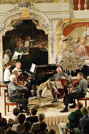 12. August 2004 - Roy Howat (Grossbritanien) – Klavier, Panoch-Quartett, Internationales Musikfestival Český Krumlov, Bildsquelle: © Auviex s.r.o., Foto: Libor Sváček