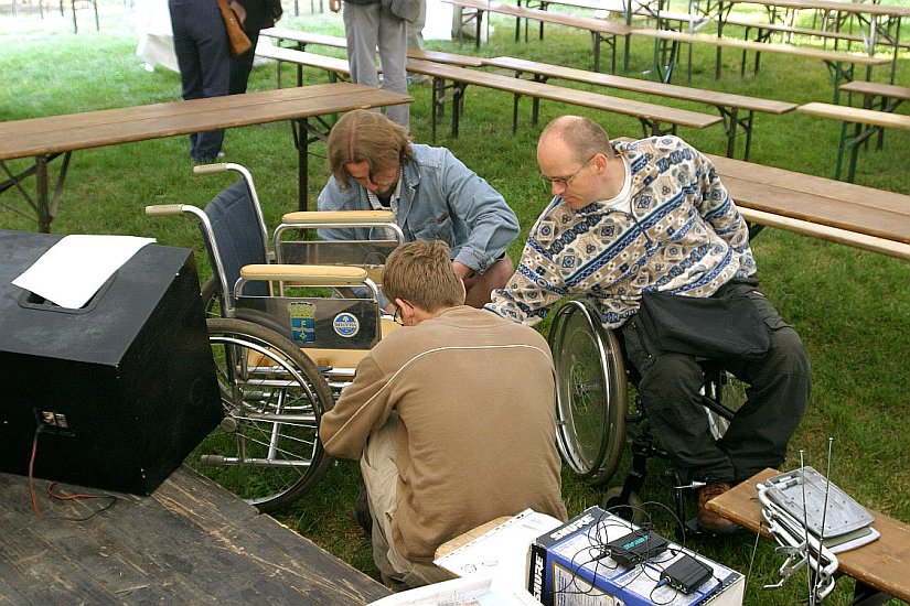 Kontrola technického stavu vozíků, Den s handicapem, Český Krumlov 11. září 2004, foto: Lubor Mrázek