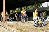 Vlakové nádraží v Českém Krumlově je v podstatě bezbariérové, Den s handicapem, Český Krumlov 11. září 2004, foto: Lubor Mrázek 