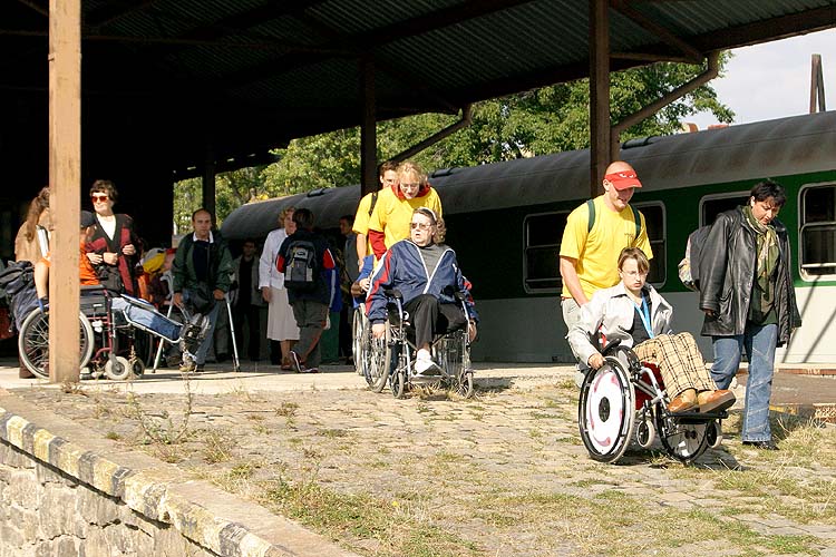 Vlakové nádraží v Českém Krumlově je v podstatě bezbariérové, Den s handicapem, Český Krumlov 11. září 2004, foto: Lubor Mrázek