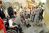Prohlídku města pro těžce zdravotně postižené vede Stanislav Jungwirth, Den s handicapem, Český Krumlov 11. září 2004, foto: Lubor Mrázek 